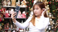 Video: Nhiều bạn trẻ tháo khẩu trang khi check in không khí Giáng sinh tại phố Hàng Mã