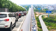 Video: Dòng xe nhích từng chút trên cao tốc, xa lộ Hà Nội, quốc lộ 1