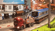 Video: Cận cảnh đoàn xe siêu trường, siêu trọng chở tàu metro đến depot Long Bình