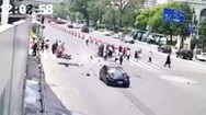 Video: Khoảnh khắc xe BMW vượt đèn đỏ, tông vào đoàn người đi qua đường