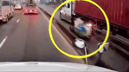 Video: Phải nghiêm trị tài xế container đi vào làn xe máy, bỏ chạy sau khi gây tai nạn