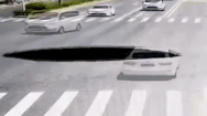Video: Ôtô đang chạy sụp 'hố tử thần' sâu hơn 2m