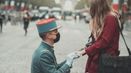 Video: Học viên quân sự cầu hôn bạn gái trước lễ duyệt binh Quốc khánh Pháp