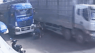 Video: Người phụ nữ thoát chết trong gang tấc khi qua đường trước đầu xe tải