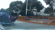 Video: Ô tô bung cửa lúc đang chạy, bé gái rơi khỏi xe