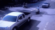 Video: Nữ tài xế đạp nhầm chân ga tông người đàn ông đang chờ đèn đỏ nhập viện