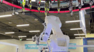 Video: Xem cánh tay robot pha chế nhiều loại đồ uống