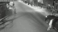 Video: Bắt nam thanh niên vô cớ đập phá xe của thượng tá công an ở Tiền Giang