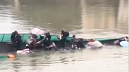 Video: Cứu 18 người rơi xuống sông do cầu phao bị lật