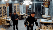 Video: Trâu 'điên' lao vào nhà hàng húc bay người đàn ông
