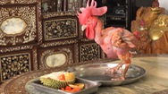 Video: Con gà trống da đỏ như màu gấc, thích ăn sầu riêng, cua biển