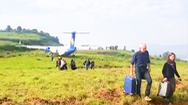 Video: Máy bay 'đi lạc' vô bãi cỏ, hành khách tay xách nách mang đi bộ trở ra đường băng