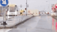Video: Xe buýt bị đoàn tàu tông nát đầu vì gặp sự cố trên đường ray