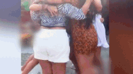 Video: Nhóm phụ nữ bất ngờ bị rơi xuống hố sụt khi đang khiêu vũ