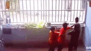 Video: Đang làm rõ clip nhân viên Cục Quản lý thị trường Lạng Sơn đánh một công nhân