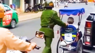 Video: Hai cảnh sát đẩy xe lăn giúp cụ ông bán vé số ở Đà Lạt, ai xem cũng tấm tắc khen ngợi