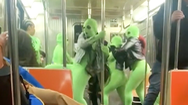 Video: Kỳ lạ nhóm phụ nữ mặc đồ xanh xông vào cướp điện thoại và túi xách của hai cô gái