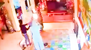 Video: Mặc cho mẹ van xin, ba con gái vẫn dùng xăng phóng hỏa đốt nhà, nhìn cảnh này ai mà không phẫn nộ