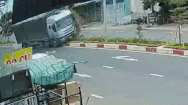 Video: Trích xuất camera xe tải hạng nặng lao lên dải phân cách, ủi ô tô con, người dân tháo chạy