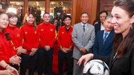 Video: Rộn rã tiếng cười trong cuộc Thủ tướng New Zealand gặp đội tuyển bóng đá nữ quốc gia Việt Nam