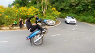 Video: Xác minh nhóm bốc đầu xe máy tại 'cua tay áo' Vườn quốc gia Ba Vì