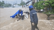 Video: Quy Nhơn ngập tơi bời, nhiều xe máy bị cuốn trôi sau cơn mưa kéo dài từ đêm đến trưa 20-11