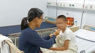 Video: Tăng cường ba chuyên gia, bác sĩ xem xét việc điều trị cho học sinh ngộ độc ở Nha Trang