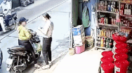 Video: Hai thanh niên liên tục gây ra hai vụ cướp giật trên một con đường ở Bình Tân