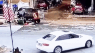 Video: Camera ghi lại tình huống công nhân vệ sinh thoát nạn trong gang tấc