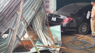 Video: Ô tô do nữ tài xế cầm lái đổ dốc tông sập nhà dân ở Bình Phước