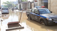Video: Triều cường dâng cao, nước tràn bờ bao ngập lênh láng ở phường Linh Đông, TP Thủ Đức