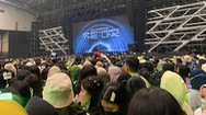 Video: 30 người ngất xỉu vì chen lấn tại buổi diễn của nhóm nhạc nổi tiếng Hàn Quốc