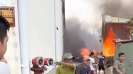 Video: Xưởng sản xuất nội thất bốc cháy, hàng trăm mét vuông tường đổ sập ở TP Thủ Đức