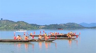 Video: Hàng ngàn người xem đua thuyền độc mộc trên sông Pô Cô