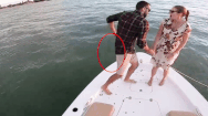 Video: Chàng trai lao xuống biển tìm chiếc nhẫn cầu hôn bạn gái quen 8 năm