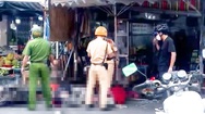 Video: Xe máy chở ba thanh niên mang theo hung khí, tông vào quán gỏi khô bò ở quận 4