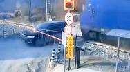 Video: Nghẹt thở với khoảnh khắc ô tô kẹt ở đường ray trong lúc đoàn tàu lao tới