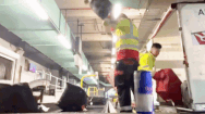 Video: Sa thải hai nhân viên sân bay vì ném hành lý của khách 'không thương tiếc'