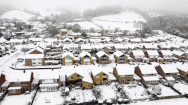 Video: Flycam cảnh băng tuyết trắng xóa toàn bộ thị trấn Cheltenham, Anh