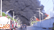 Video: Bồn chứa nhiên liệu phát nổ, khói lửa ngút trời khiến một nhân viên cứu hỏa tử vong