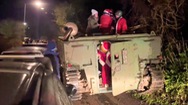 Video: Cảnh sát giải cứu xe chở ông già Noel bị mắc kẹt bên hàng rào