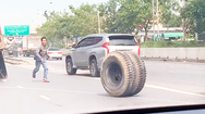 Video: Xe tải văng bánh khi đang chạy, tài xế dừng xe đuổi theo