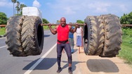 Video: Người đàn ông gánh tạ 350kg bằng vỏ xe đi bộ hơn 50 mét