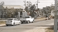 Video: Khoảnh khắc xe bán tải vượt qua đường ray gây tai nạn, năm người bị thương