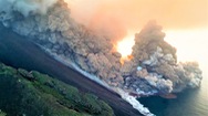 Video: Cận cảnh núi lửa phun trào, dung nham như dòng thác tràn ra biển