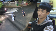 Video: Dùng dao tấn công người phụ nữ đi bộ cùng con nhỏ cướp điện thoại