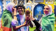 Video: Người hâm mộ hôn tượng Pele, Maradona nhờ phù hộ thắng trận
