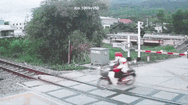 Video: Cố vượt qua gác chắn đường sắt, một người bị tàu cán tử vong ở Bình Định