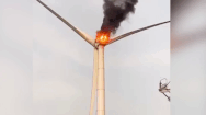 Video: Trụ điện gió ở Đắk Lắk bốc cháy ngùn ngụt