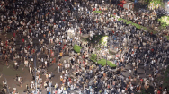 Video: Hàng ngàn người dân đổ về trung tâm TP.HCM xem pháo hoa